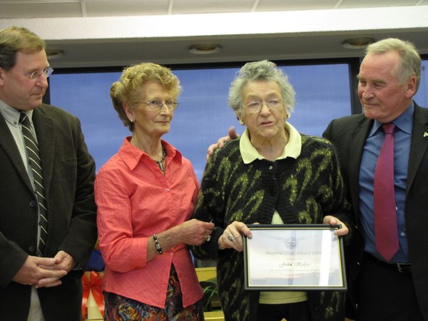 Maureen Potter receives her Award